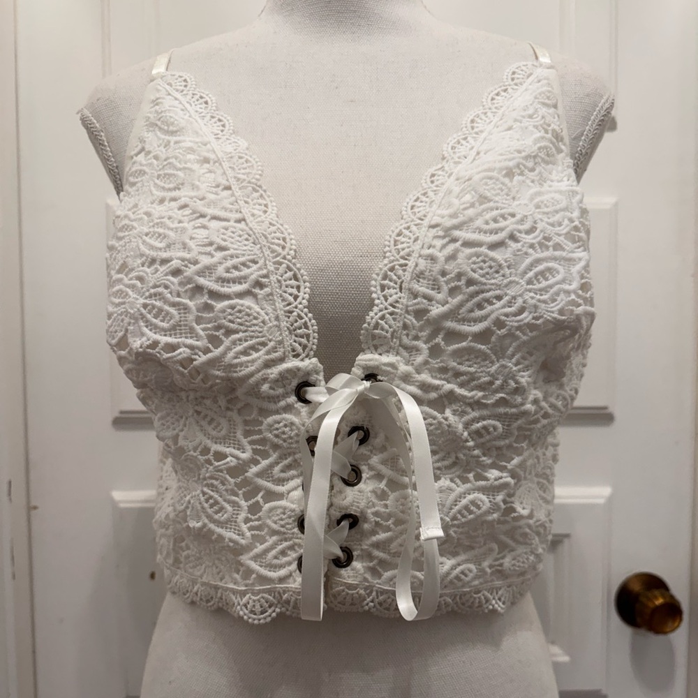 Listicle white top n